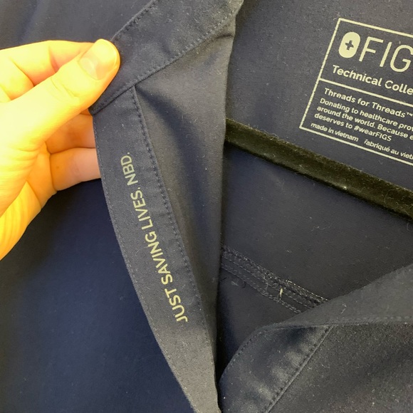 FIGS Women’s Navy Rafaela Oversized Scrub Top - Picture 3 of 4